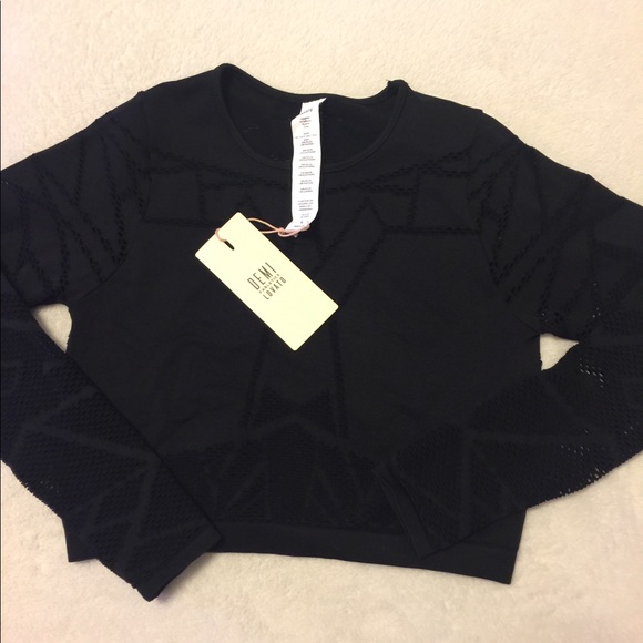 Demi Lovato cropped shirt - Picture 2 of 3